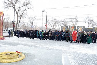 Парламентарии возложили цветы к Вечному огню